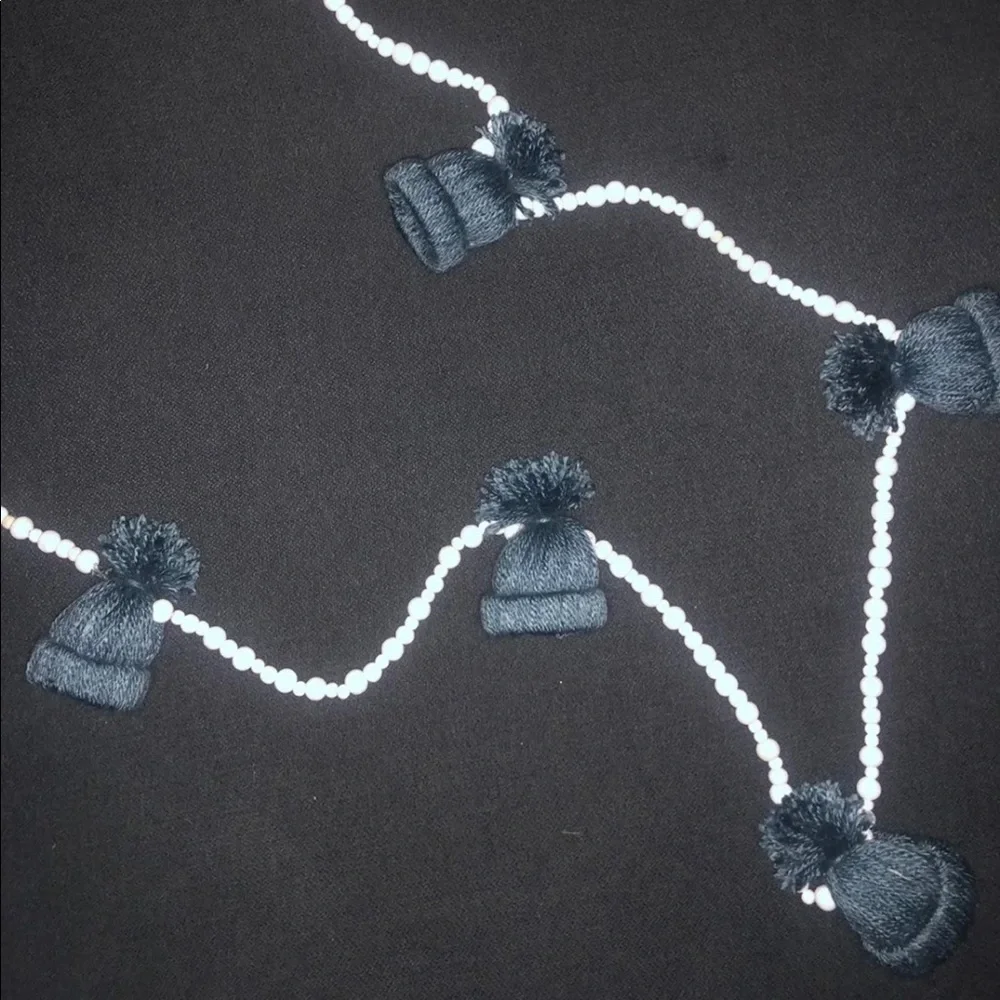 Mini winter yarn hat garland decoration